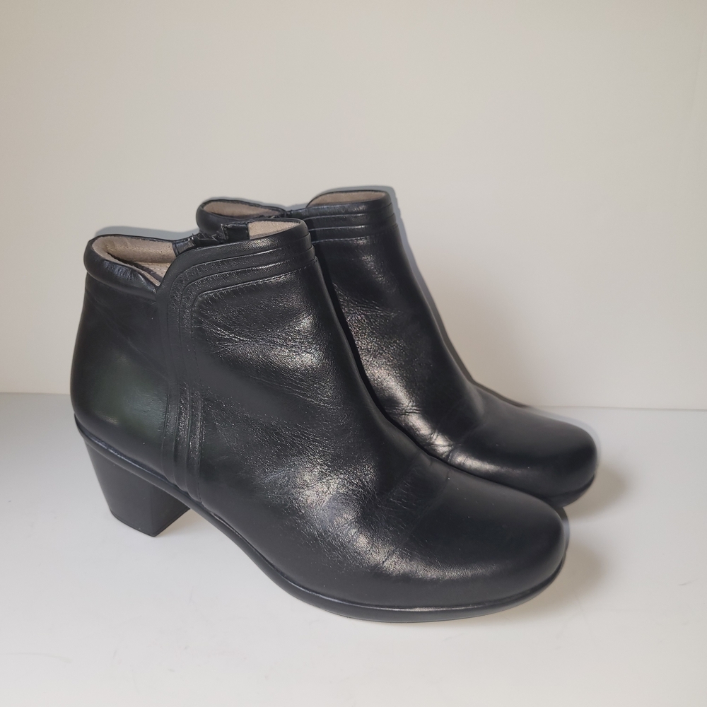 NEW Naturalizer Black Leather Ankle Booties 8M